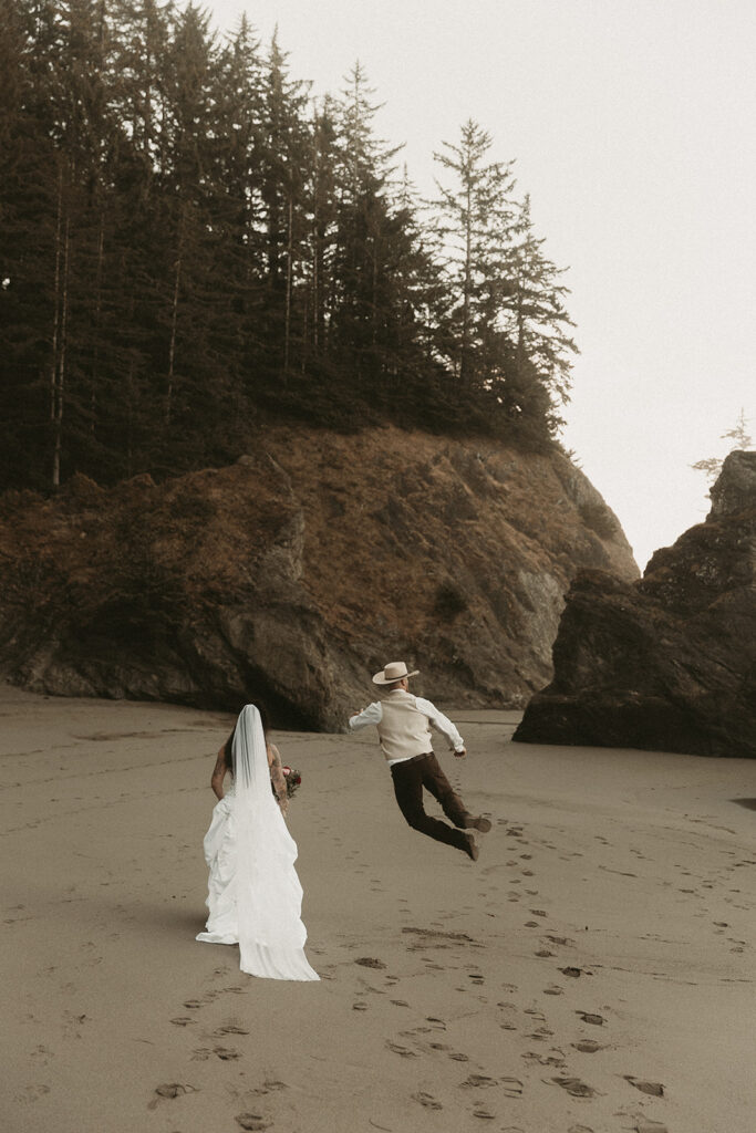 Secret Beach elopement, Oregon.