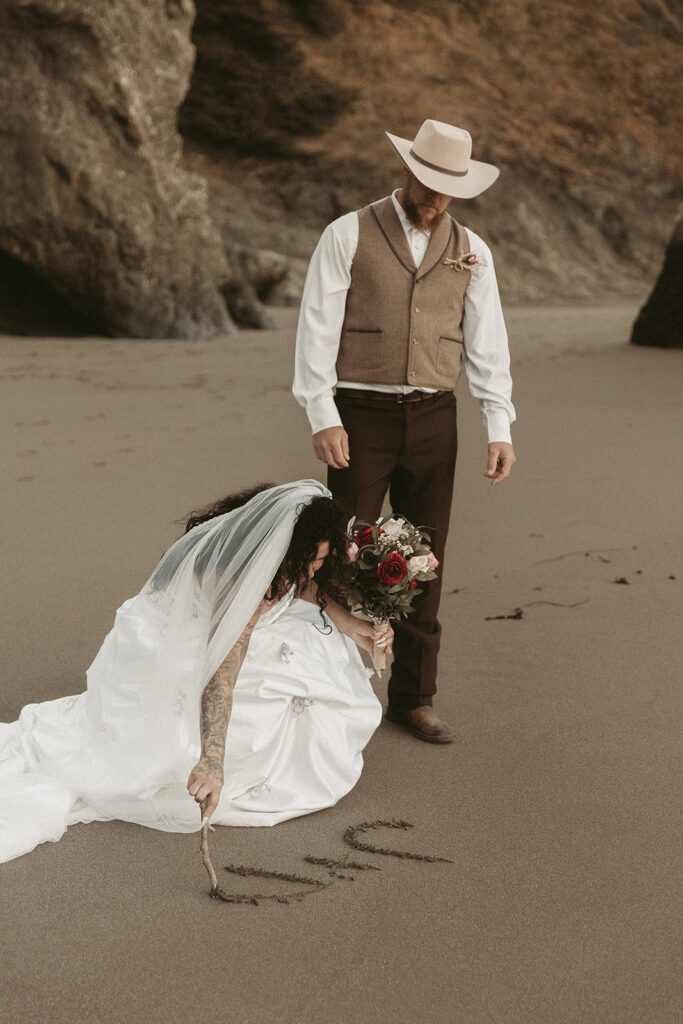 Secret Beach elopement, Oregon.