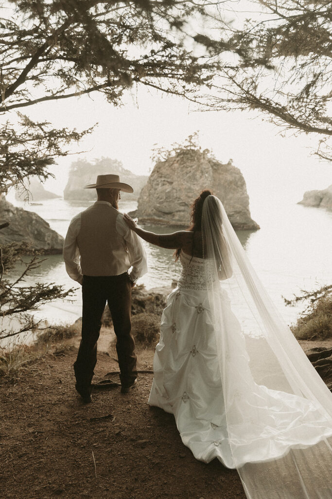 First looks at a Secret Beach elopement in Oregon.