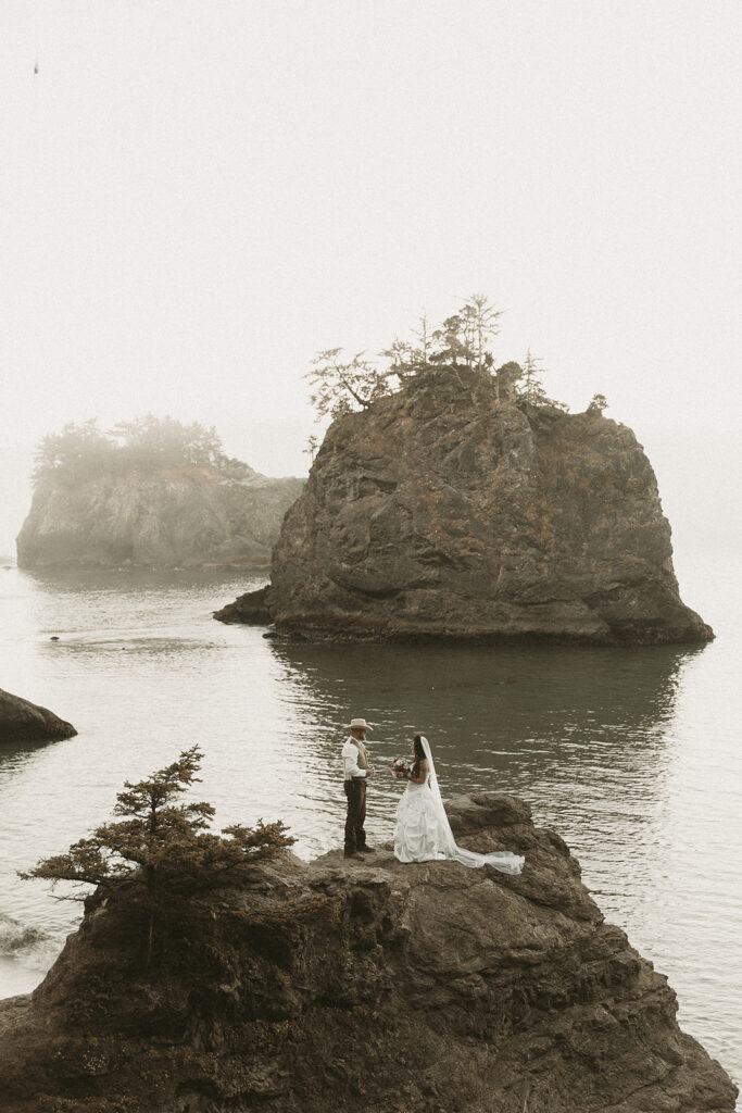 Secret Beach elopement, Oregon.
