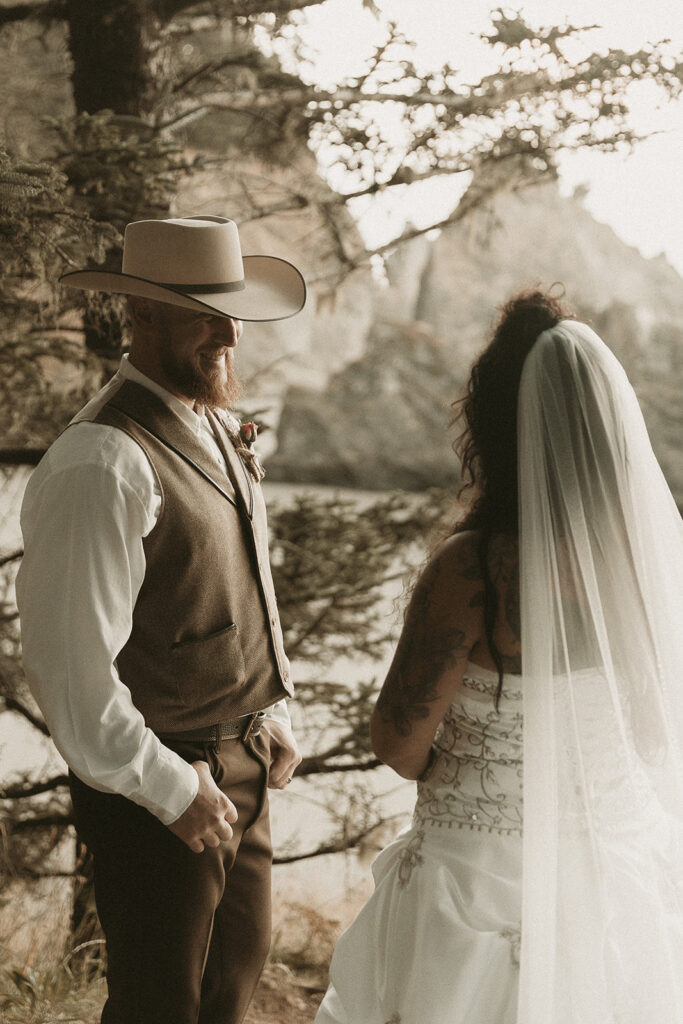 First looks at a Secret Beach elopement in Oregon.