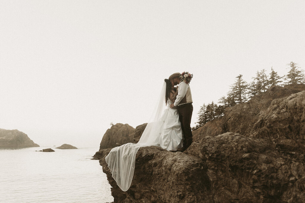 Secret Beach elopement, Oregon.