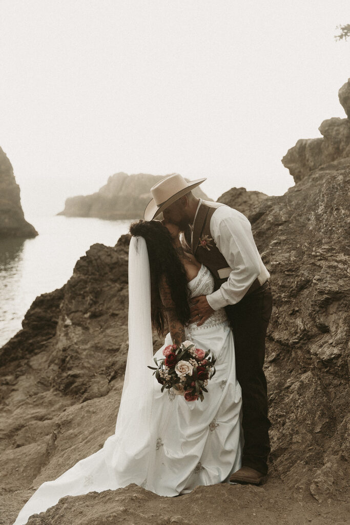 Secret Beach elopement, Oregon.